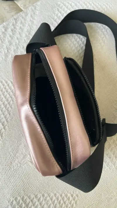 Cartera/ banano rosa metálica con correa ajustable - miniatura 4