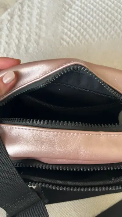 Cartera/ banano rosa metálica con correa ajustable - miniatura 5