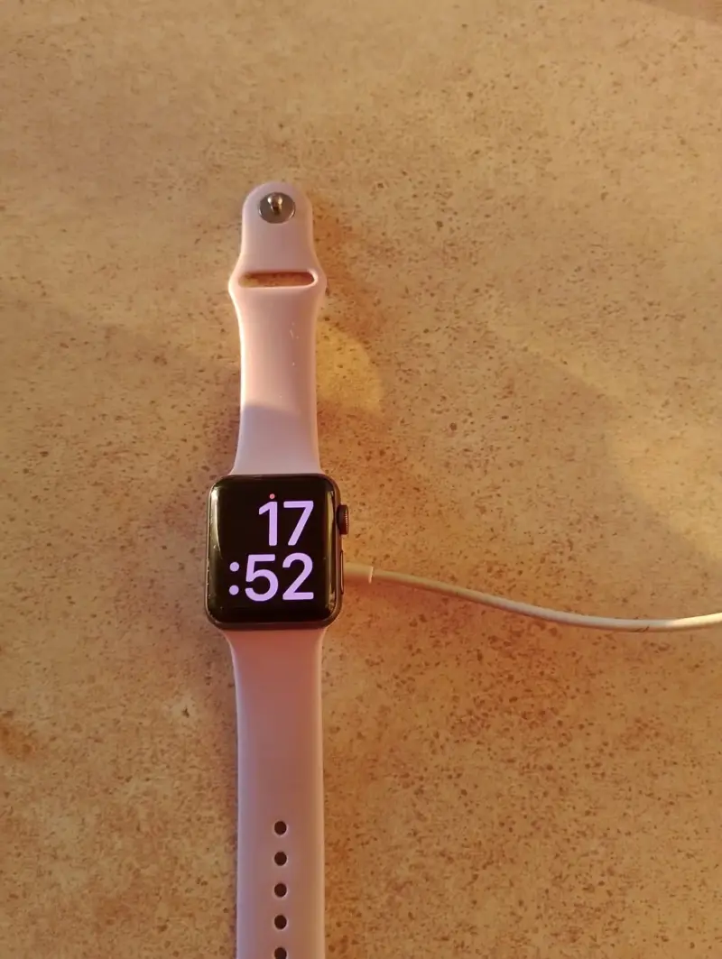 Reloj inteligente con correa rosa