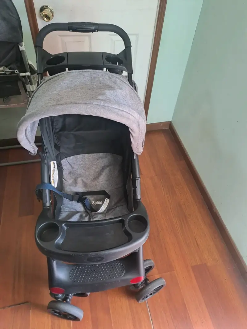 Coche de bebé gris con bandeja y portavasos - 2