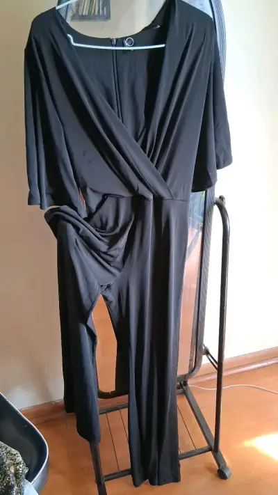 Elegante enterito negro de mujer - miniatura 2