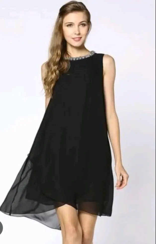 Vestido negro elegante con detalles brillantes