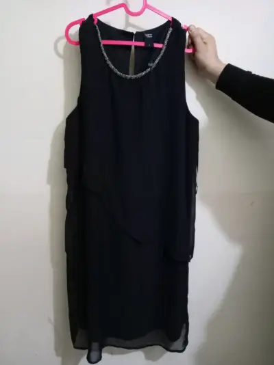Vestido negro elegante con detalles brillantes - miniatura 2