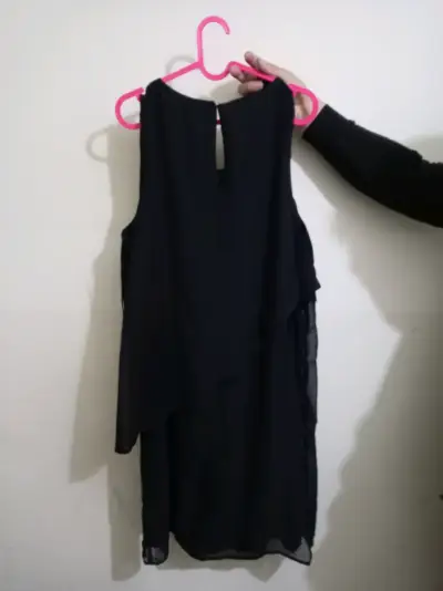 Vestido negro elegante con detalles brillantes - miniatura 3