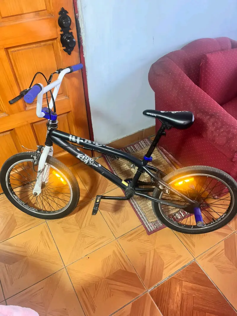 Bicicleta BMX Freestyle Negra y Blanca - 1