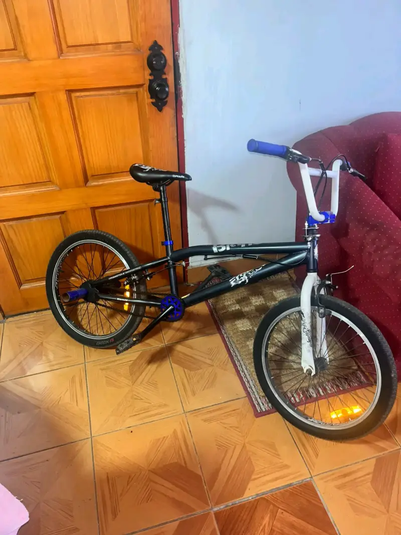 Bicicleta BMX Freestyle Negra y Blanca - 2