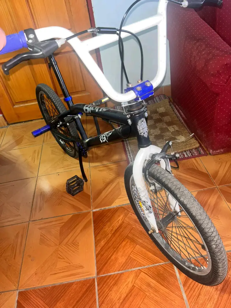 Bicicleta BMX Freestyle Negra y Blanca - 3