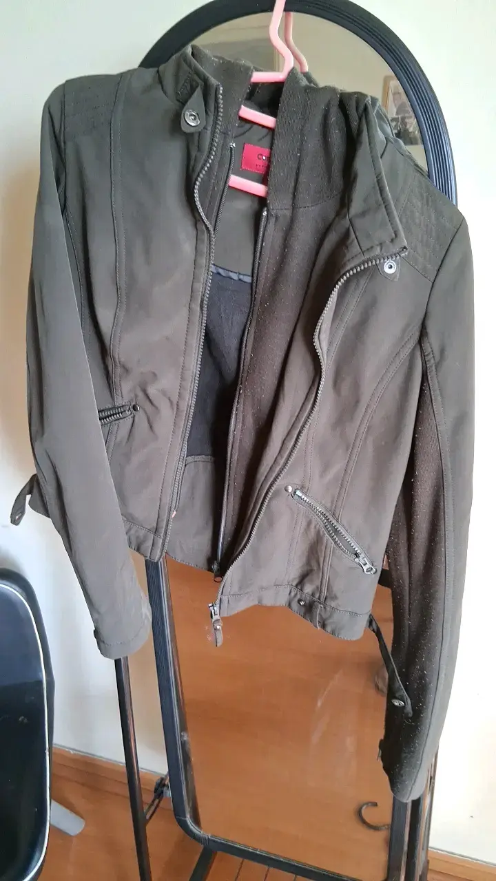 Chaqueta verde oliva con cierre y bolsillos
