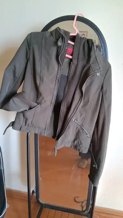 Chaqueta verde oliva con cierre y bolsillos - miniatura 2