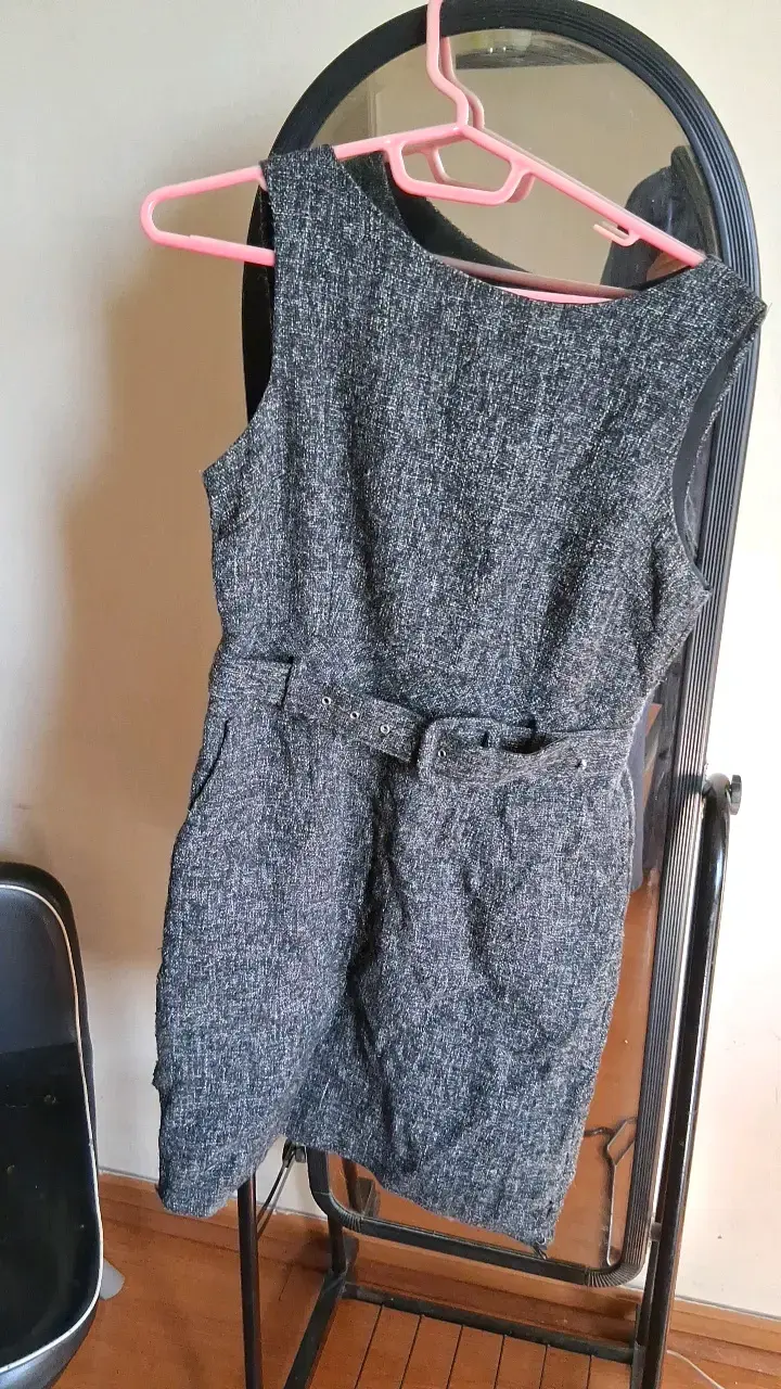 Vestido de lana gris con cinturón