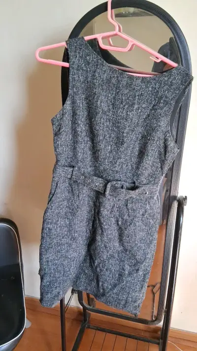Vestido de lana gris con cinturón - miniatura 1