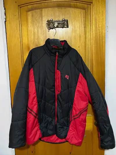 Parka de invierno negra y roja con diseño acolch - miniatura 1