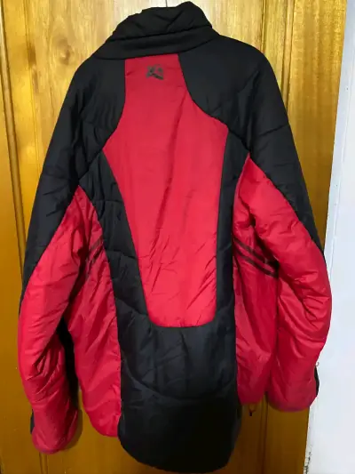 Parka de invierno negra y roja con diseño acolch - miniatura 2