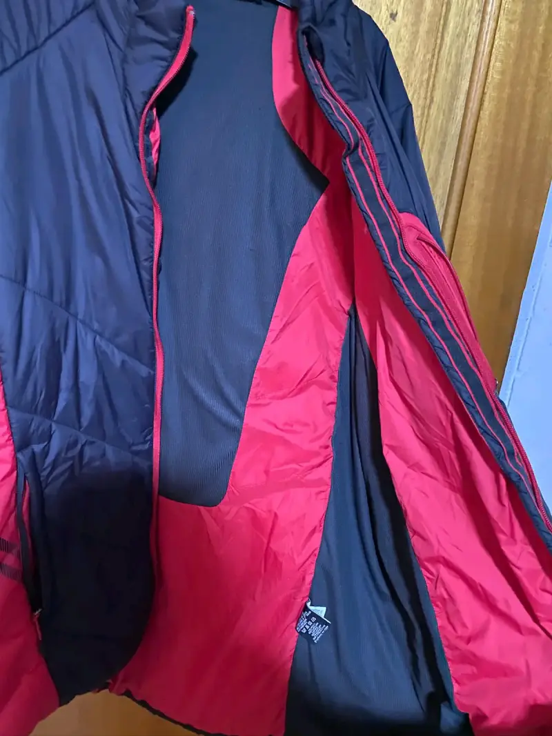 Parka de invierno negra y roja con diseño acolch - 3