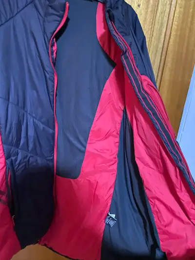 Parka de invierno negra y roja con diseño acolch - miniatura 3