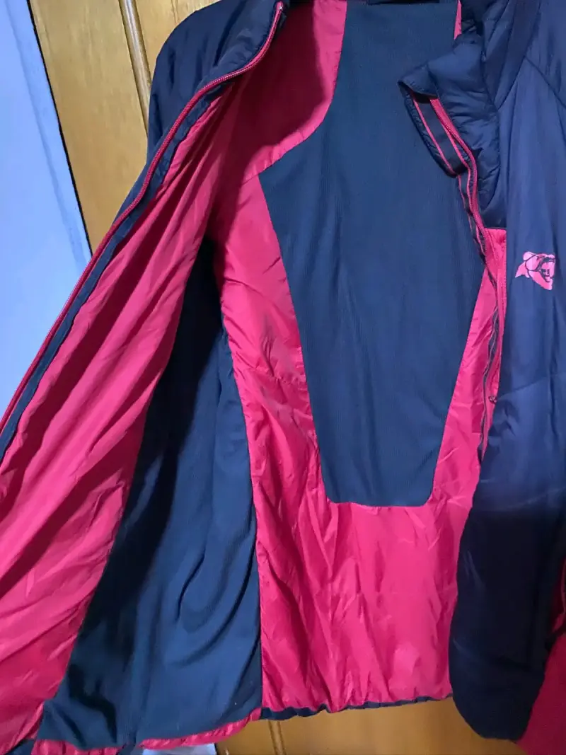 Parka de invierno negra y roja con diseño acolch - 4