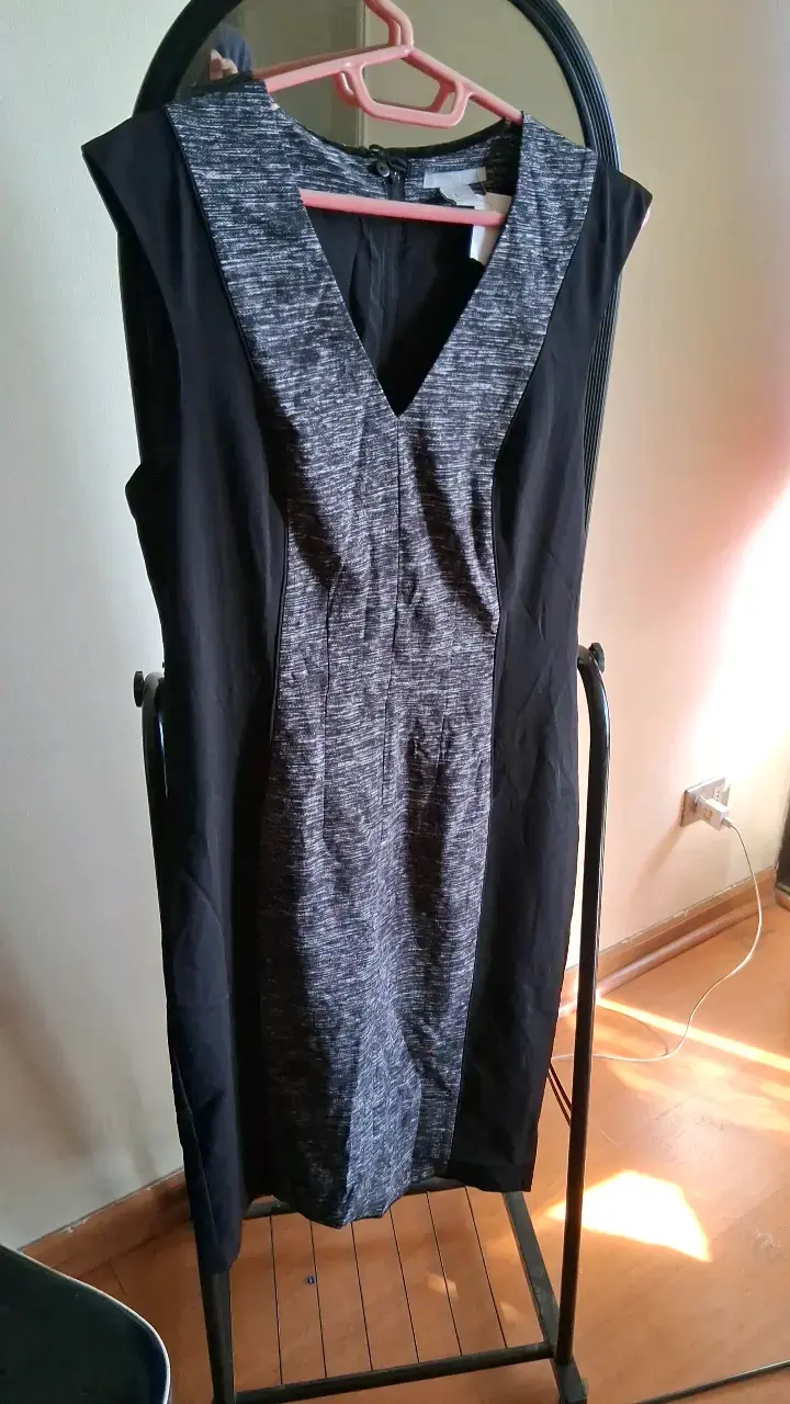 Vestido sin mangas negro y gris elegante