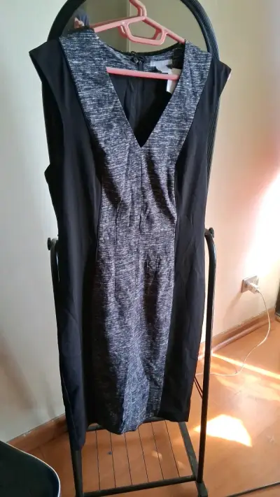 Vestido sin mangas negro y gris elegante - miniatura 1