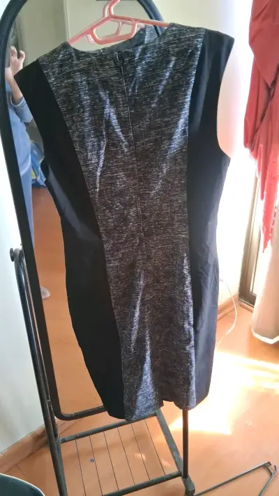 Vestido sin mangas negro y gris elegante - miniatura 2