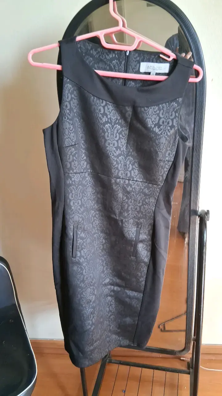 Vestido negro sin mangas Apology con diseño floral