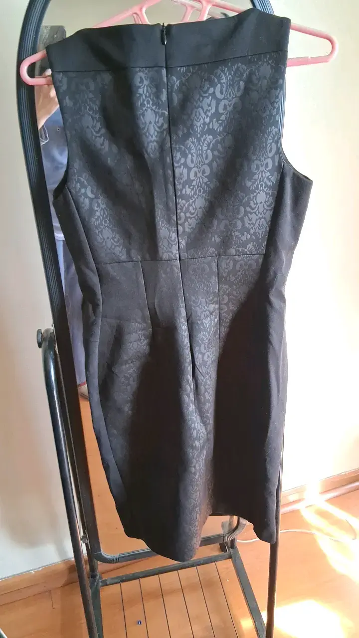 Vestido negro sin mangas Apology con diseño floral - 2