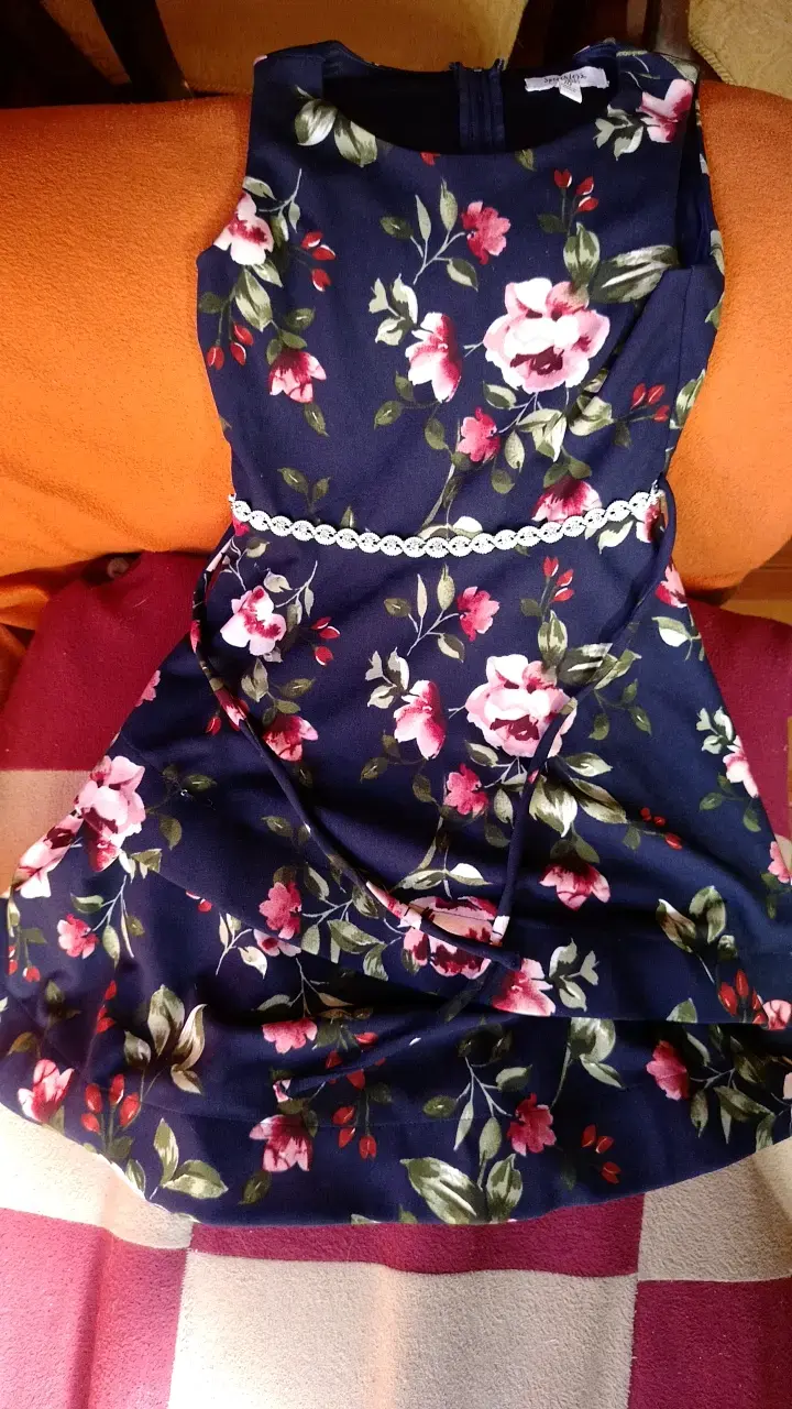 Vestido floral azul con cinturón decorativo