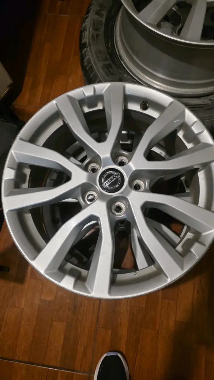Juego de 3 llantas de auto Nissan aro 17