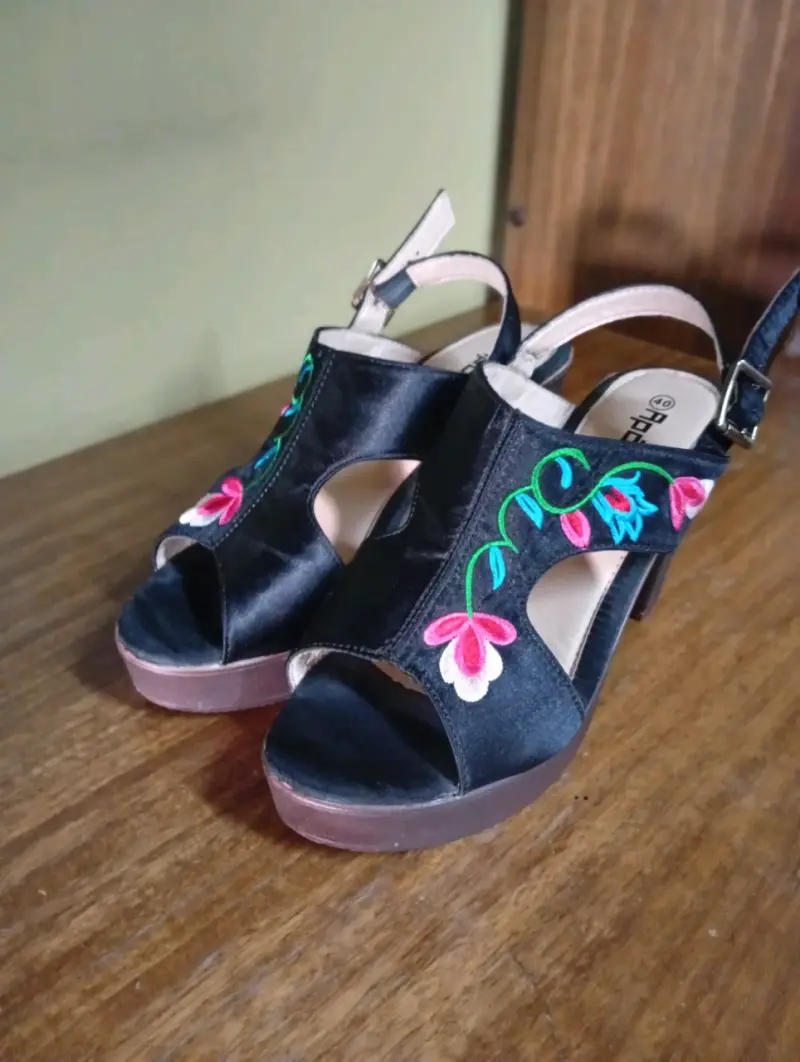 Sandalias de tacón bordadas negras