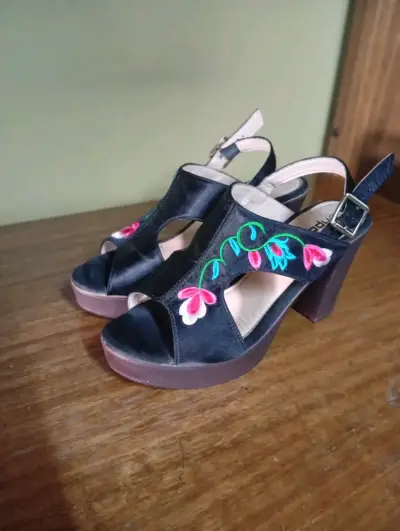 Sandalias de tacón bordadas negras - miniatura 2