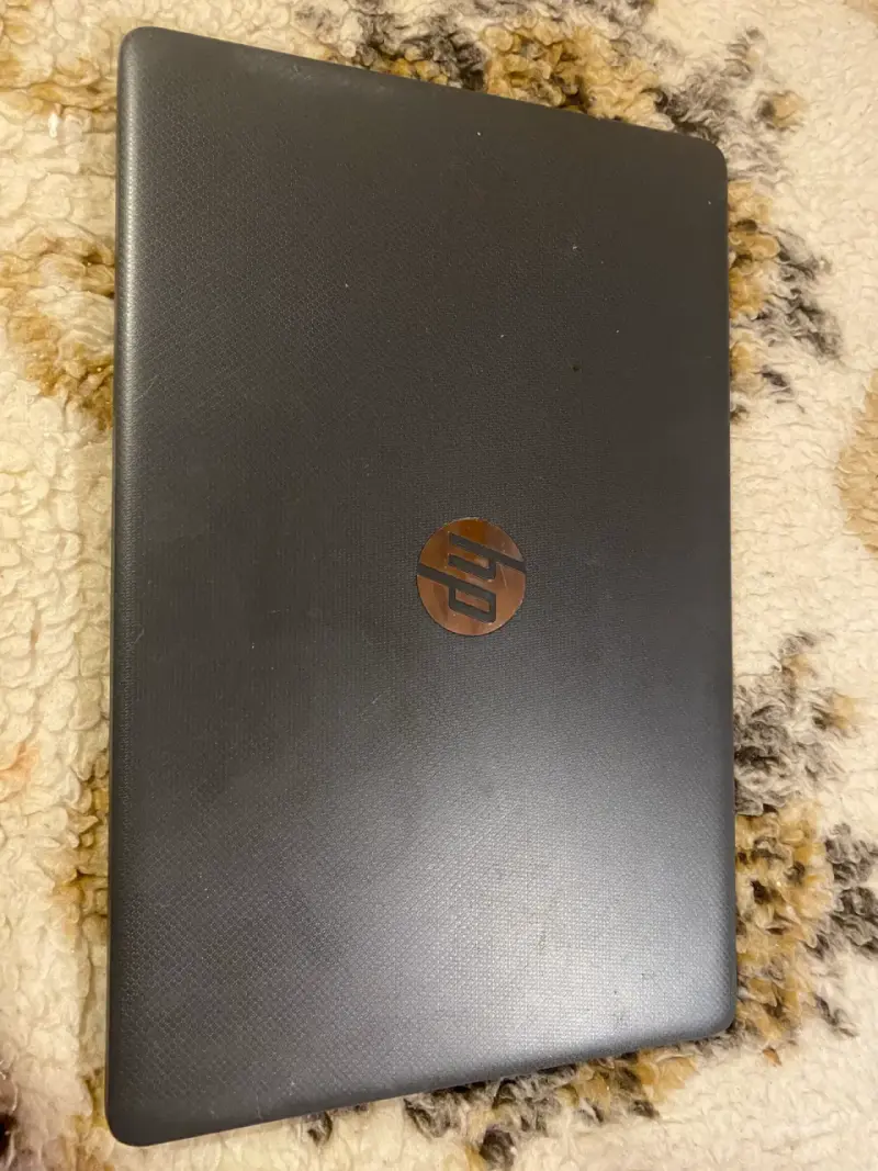 Laptop HP con pantalla grande y teclado completo - 1