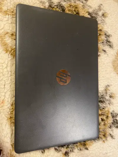 Laptop HP con pantalla grande y teclado completo - miniatura 1