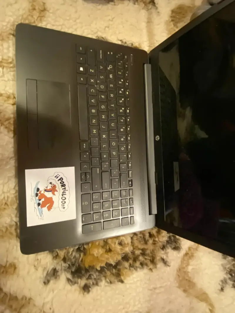 Laptop HP con pantalla grande y teclado completo - 2