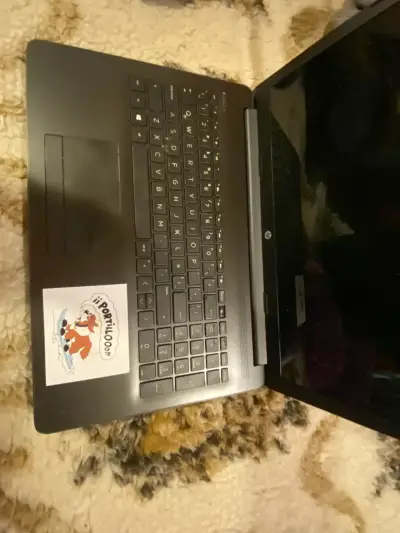 Laptop HP con pantalla grande y teclado completo - miniatura 2
