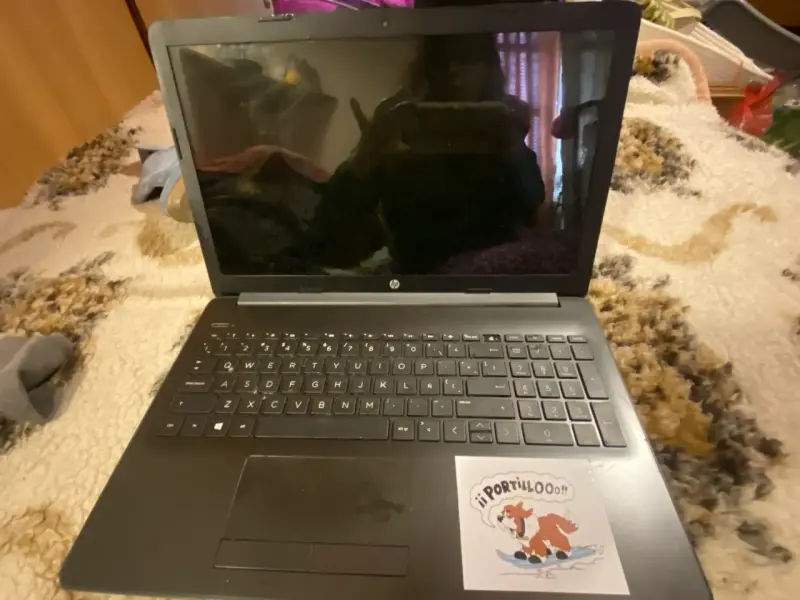 Laptop HP con pantalla grande y teclado completo - 3