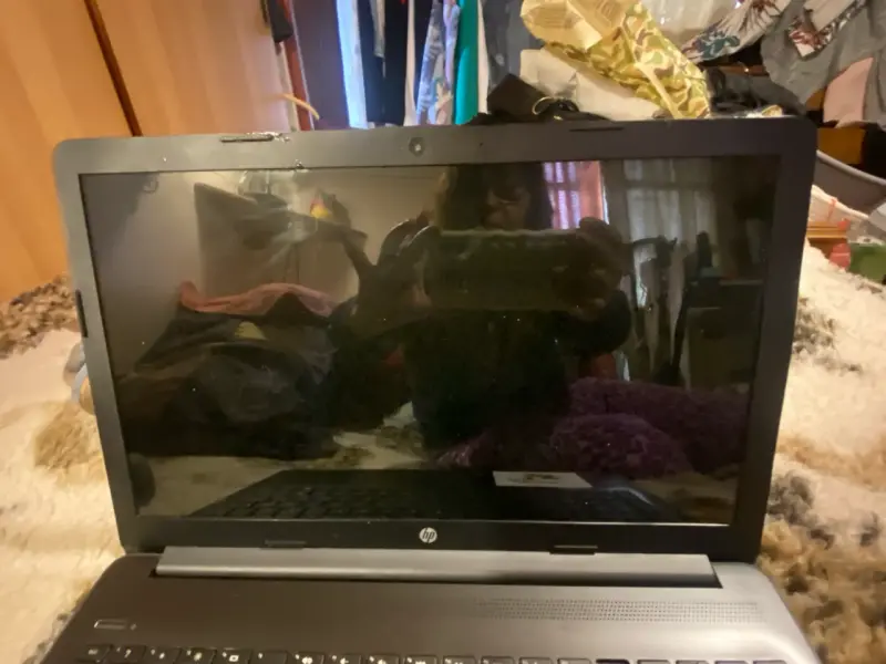 Laptop HP con pantalla grande y teclado completo - 4