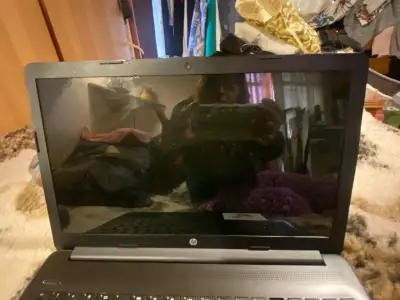 Laptop HP con pantalla grande y teclado completo - miniatura 4