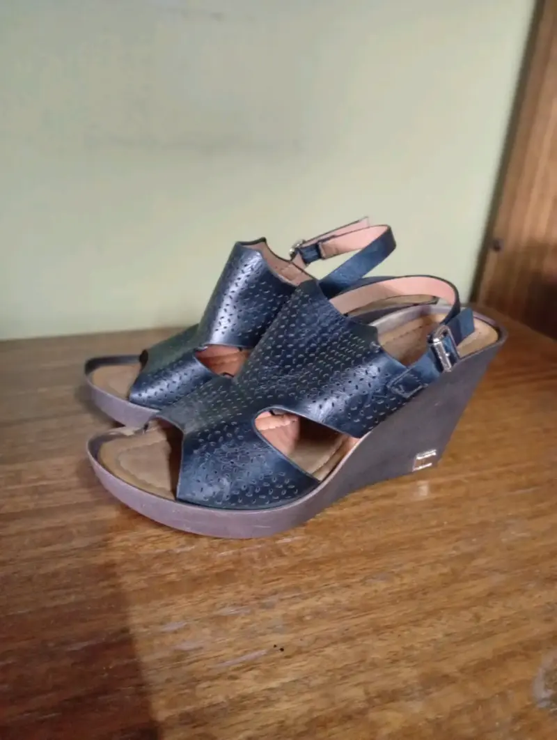 Sandalias de cuña negras con textura
