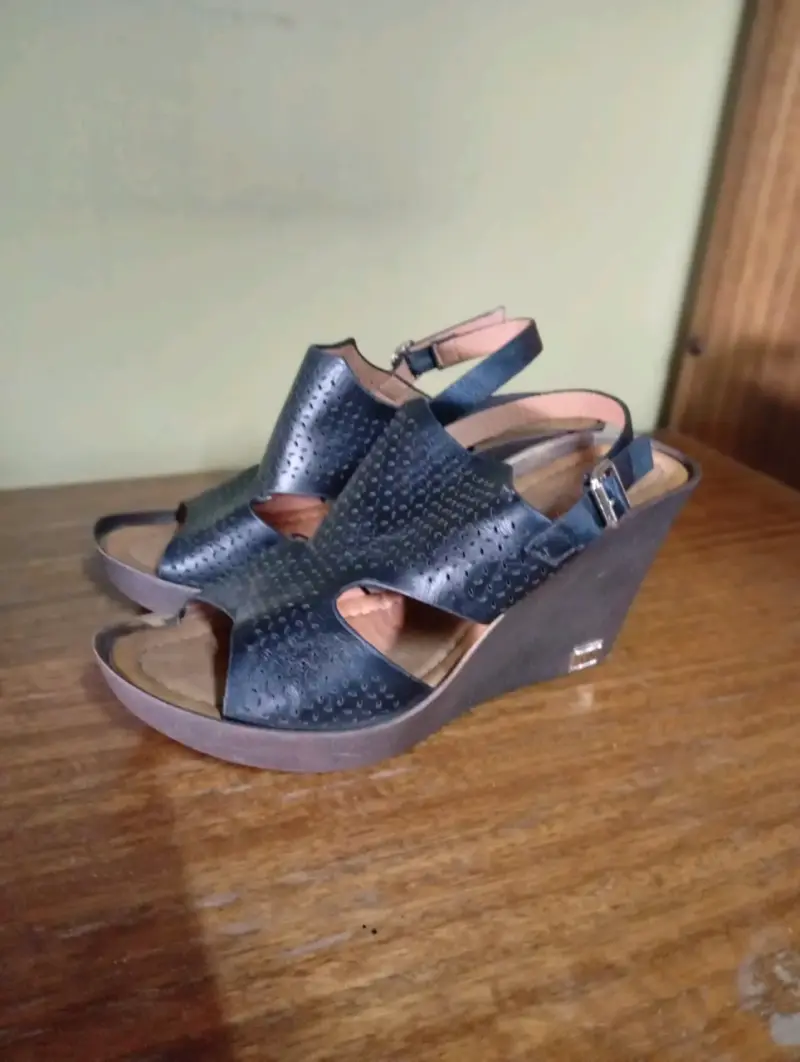 Sandalias de cuña negras con textura - 2
