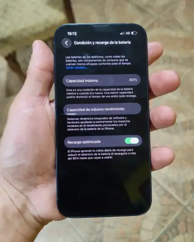 iPhone 13 en buen estado con batería al 80% - miniatura 2