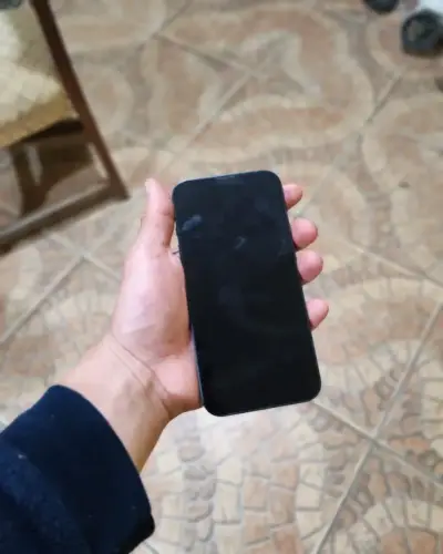 iPhone 13 en buen estado con batería al 80% - miniatura 3