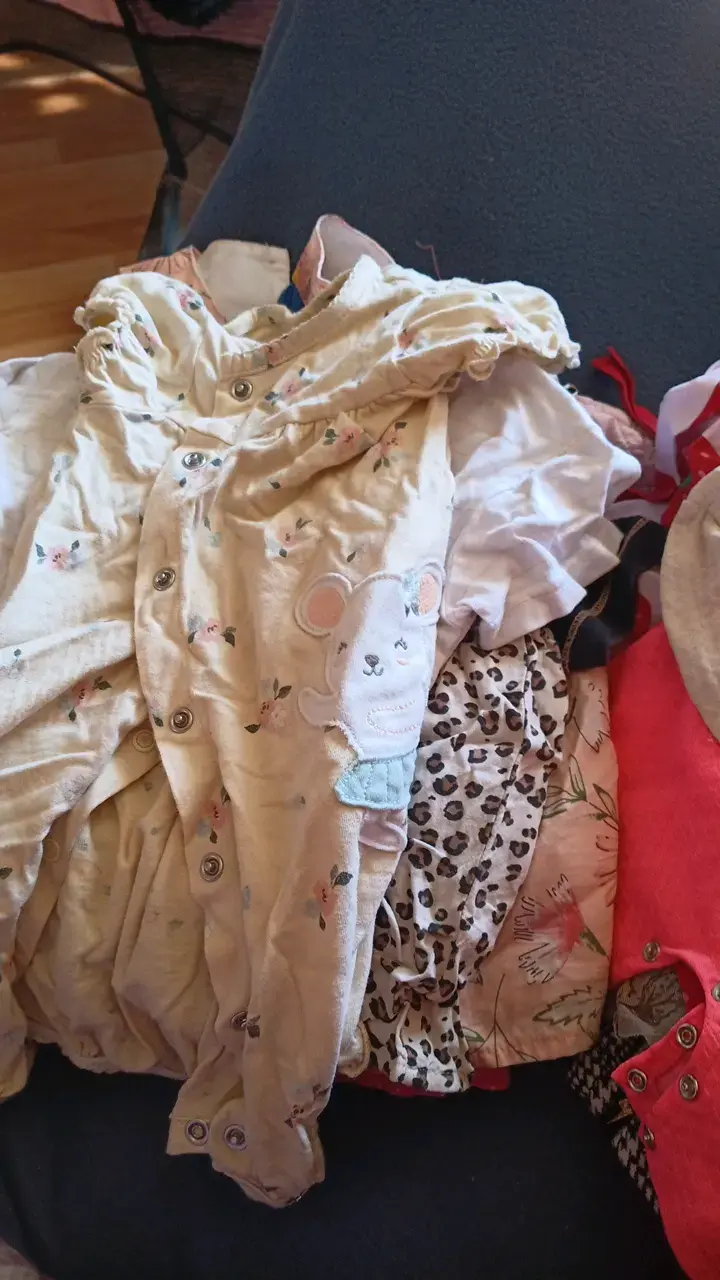Ropa de bebé variada con diseños adorables