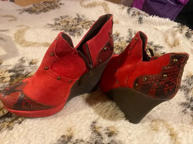 Botines de cuña rojos con diseño de serpiente