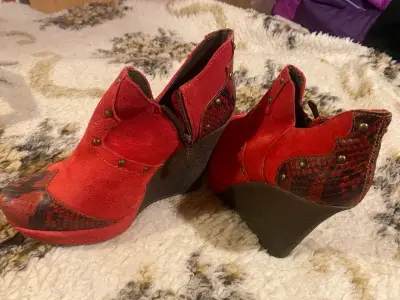 Botines de cuña rojos con diseño de serpiente - miniatura 1