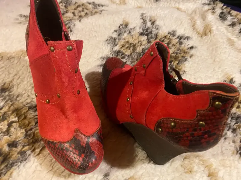 Botines de cuña rojos con diseño de serpiente - 2