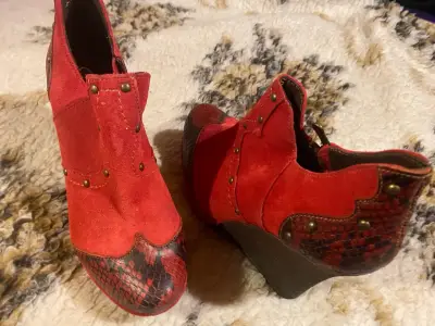 Botines de cuña rojos con diseño de serpiente - miniatura 2