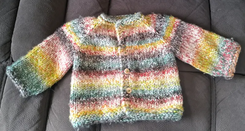 Chaleco tejido a mano multicolor para bebé