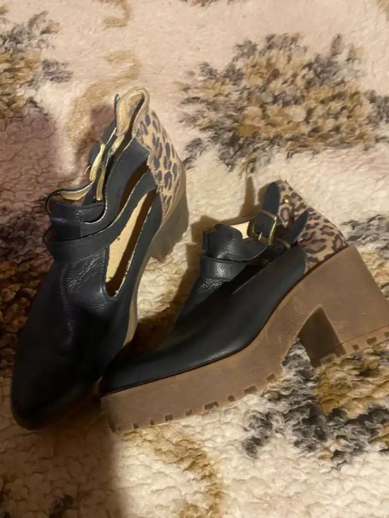 Zapatos de tacón negro con estampado animal print
