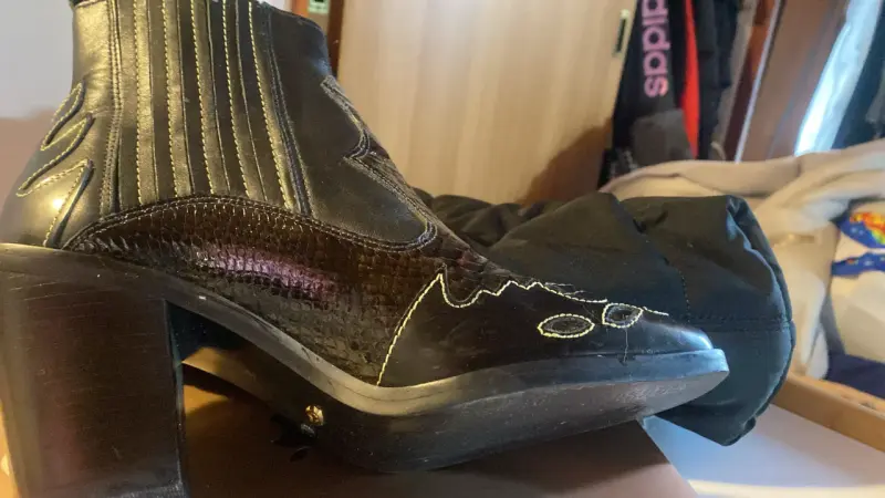 Botines de cuero negro con tacón alto