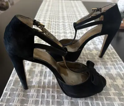 Tacones de gamuza negros con hebilla Nine West - miniatura 2