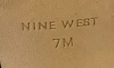 Tacones de gamuza negros con hebilla Nine West - miniatura 5